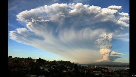 150424084915_chile_volcan_cabulco_erupcion_624x351_afp