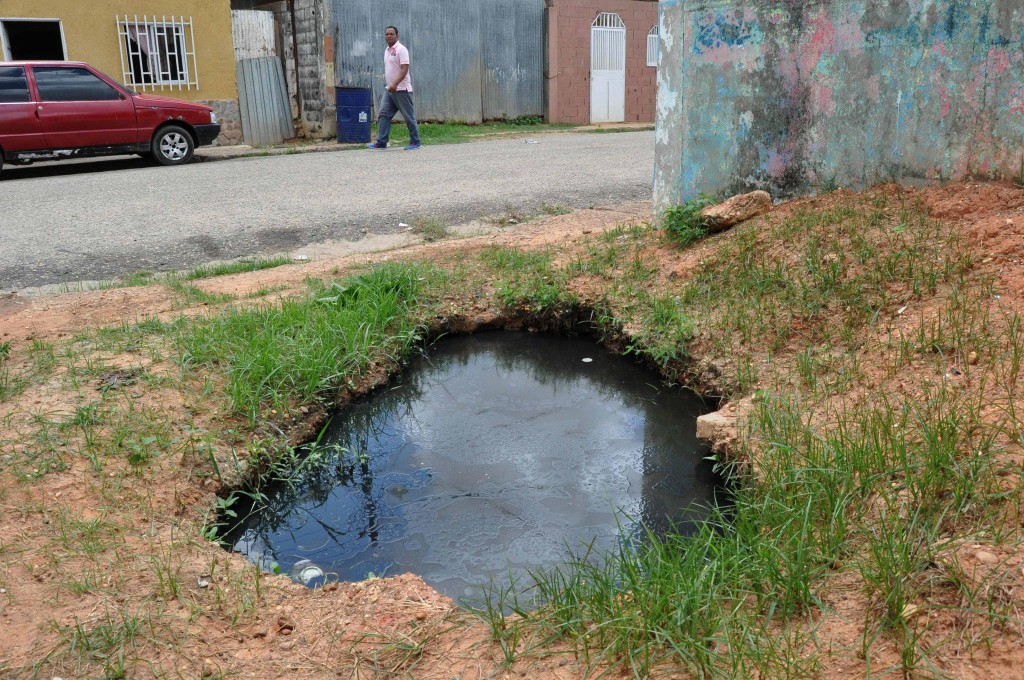 Foto: Nehomar Guerra / Cachimbo colapsado que impide descarga de aguas hacia el colector.  