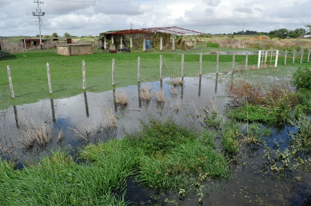 Foto: Nehomar Guerra / La inundación de la laguna de oxidación ha llegado hasta el borde de la vía hacia el sector La Aventazón 