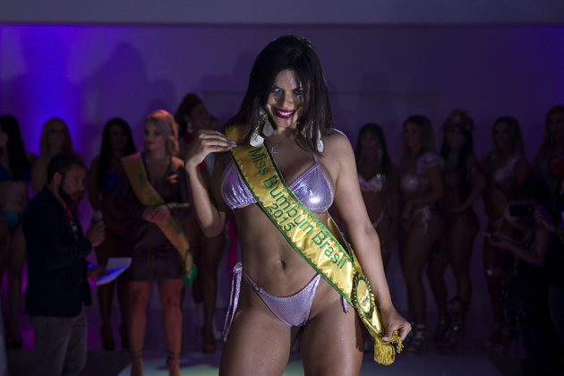 BRA61. SAO PAULO (BRASIL), 09/11/2015.- La ganadora del concurso de belleza "Miss Bumbum" Suzy Cortez del Distrito Federal posa hoy, lunes 9 de noviembre de 2015, luego de ser elegida como la mejor cola femenina de Brasil, en Sao Paulo (Brasil). EFE/Sebasti„o Moreira