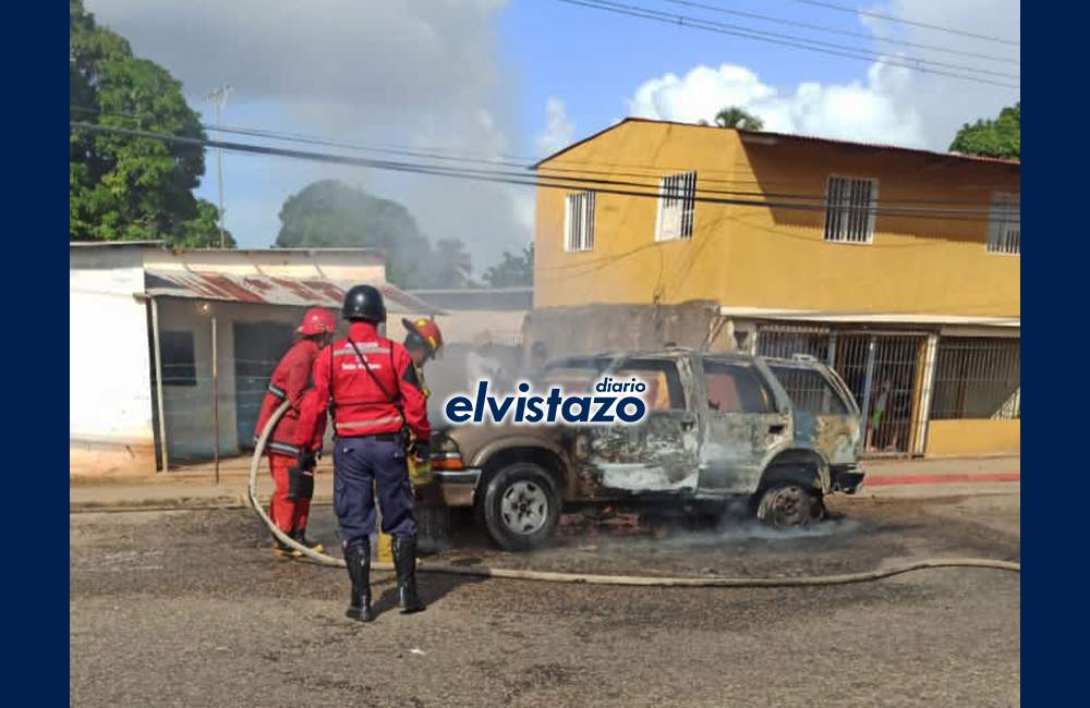 Bomberos sofocaron incendio de camioneta Blazer en el sector Las Delicias