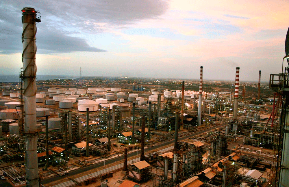 Reuters: Refinería Amuay detiene producción de gasolina por falla en craqueador catalítico