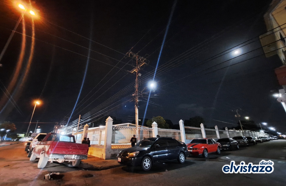 Largas colas de vehículos esperando gasolina subsidiada: Visualiza el recorrido nocturno al sur de Anzoátegui