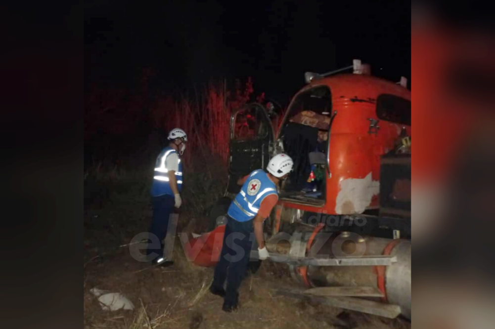 Colisión de vehículos de carga en la carretera El Tigre – Bolívar deja un fallecido y un herido