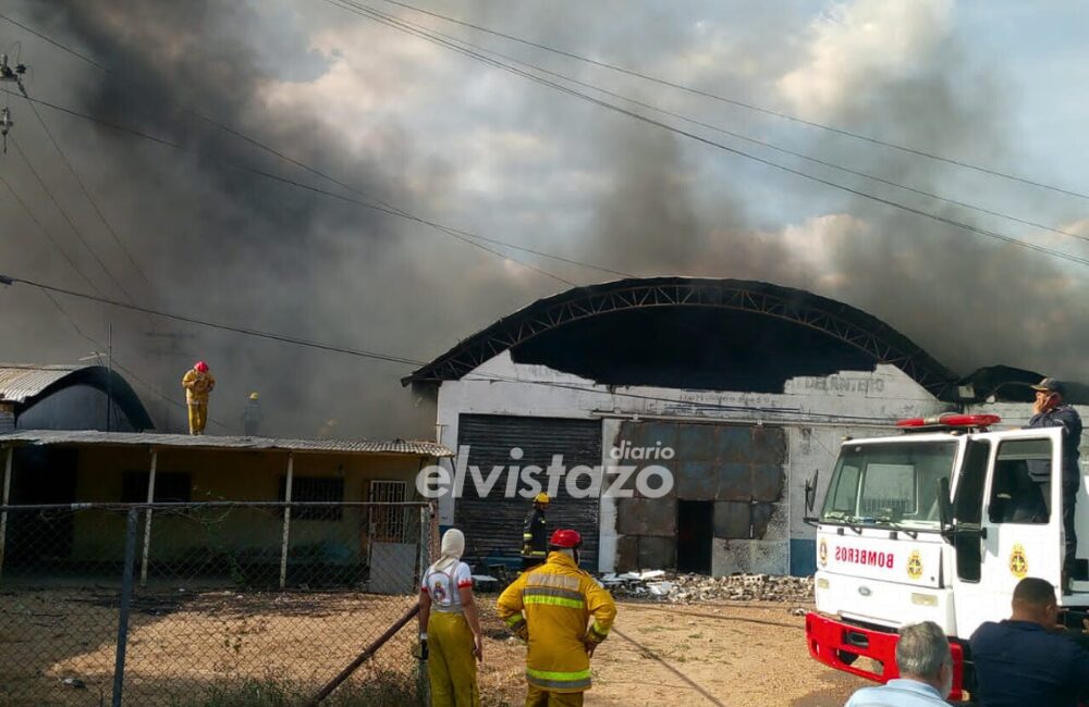 Incendio de gran magnitud consumió las instalaciones de la Corporación Venezuela Recicla en Anaco