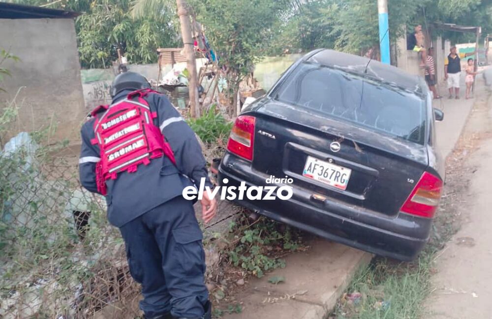 Chevrolet Astra se estrelló contra la cerca perimetral de una vivienda de Barcelona