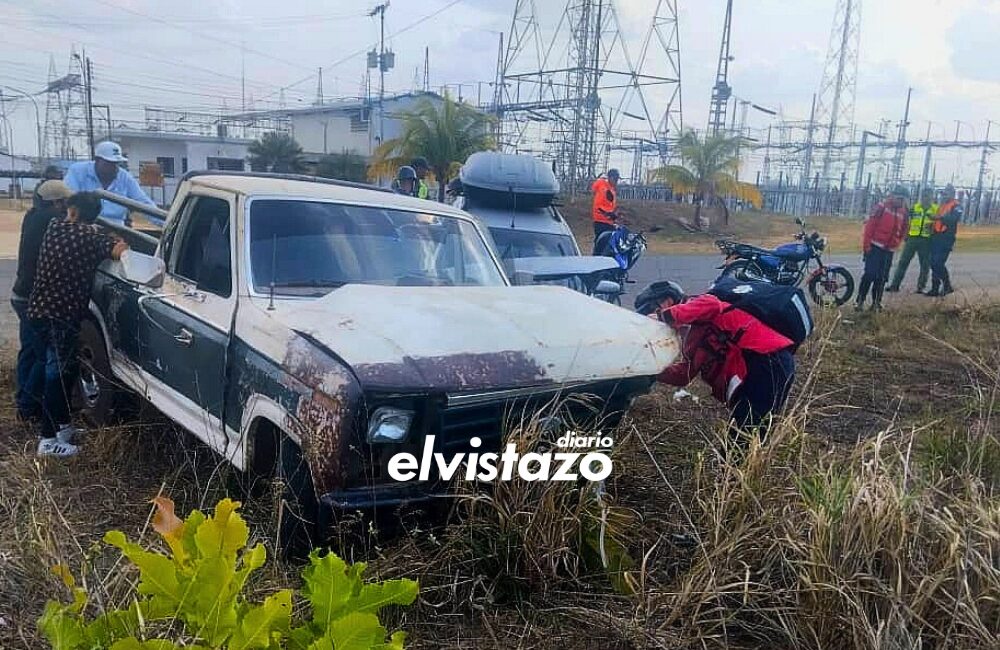 Dos mujeres lesionadas dejó colisión entre pick up y Palio en la carretera El Tigre – Ciudad Bolívar