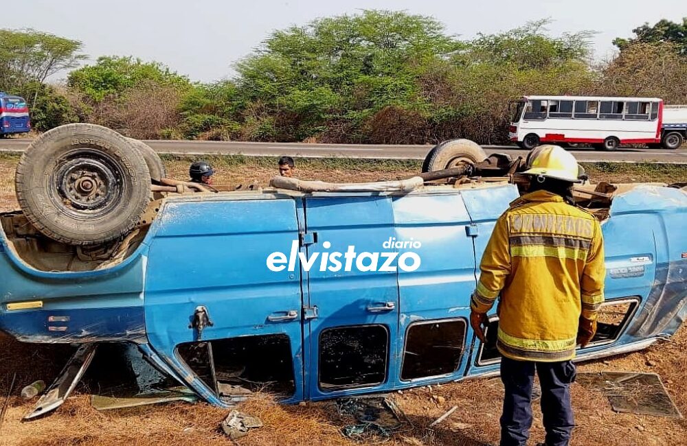 Buseta Econoline se volcó en la autopista José Antonio Anzoátegui dejando cuatro pasajeros lesionados