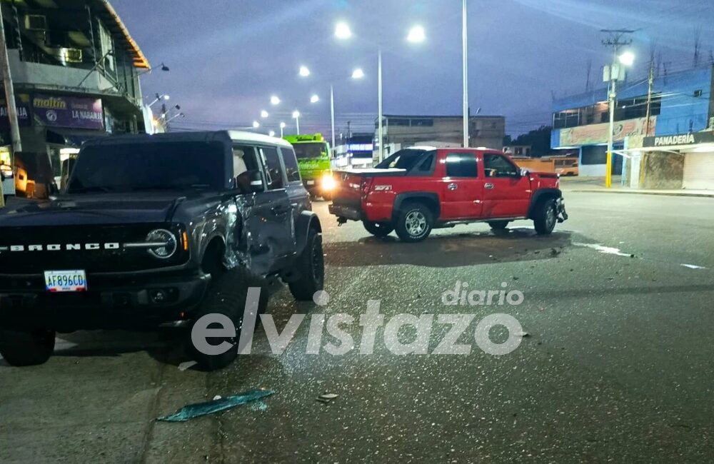 Bronco 2024 y Avalanche colisionaron en la Av. Winston Churchill de El Tigre