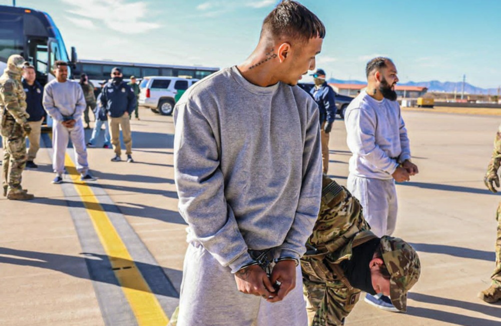 Estados Unidos inició el envío a Guantánamo de migrantes detenidos por delitos graves