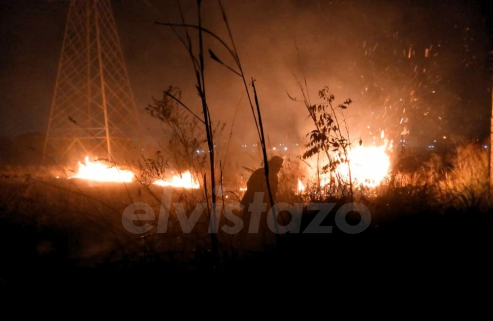 Bomberos controlan incendio de vegetación cerca de las torres de alta tensión en Valle Guanipa