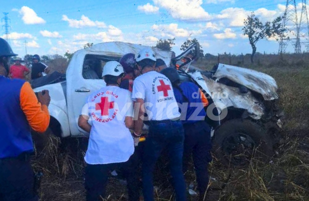 Pick up Hilux se volcó en la carretera El Tigre – Pariaguán dejando tres adultos y un menor lesionados