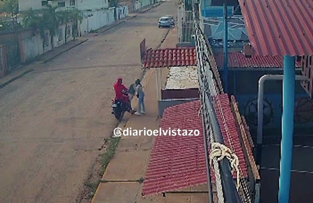 Pareja de motorizados hurtó un morral de la U.E Batalla de Niquitao