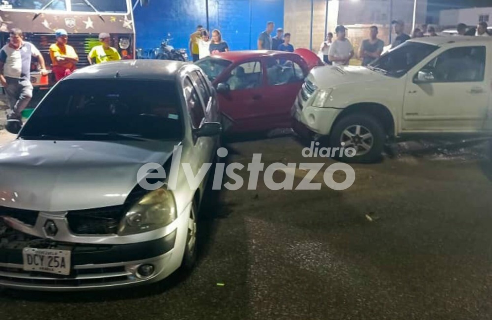 Colisión múltiple frente a Toto Burger no dejó lesionados