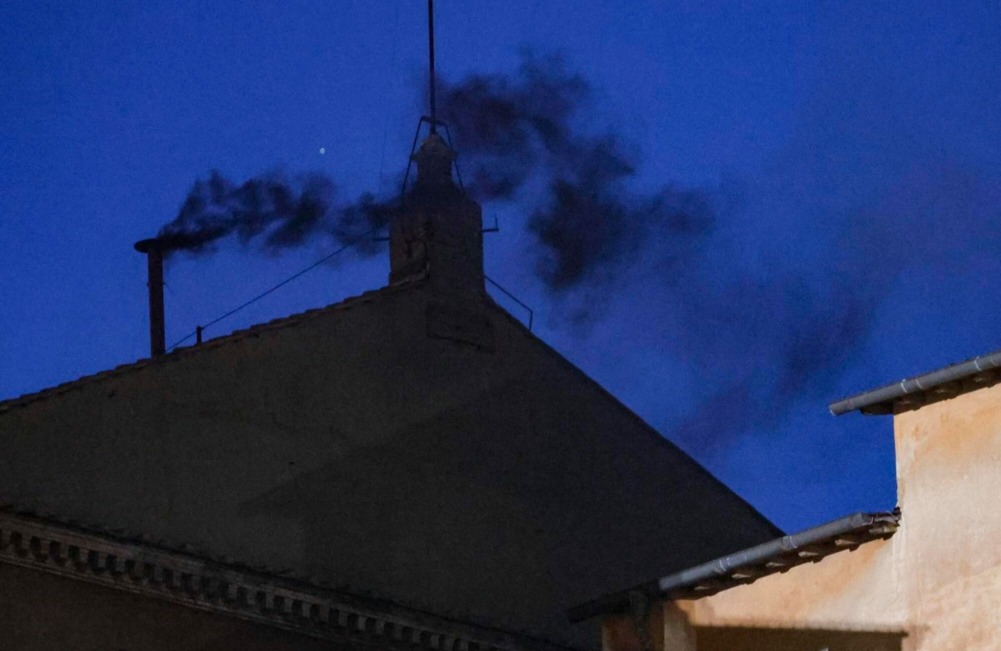 Humo negro en la primera fumata en el primer día de Cónclave