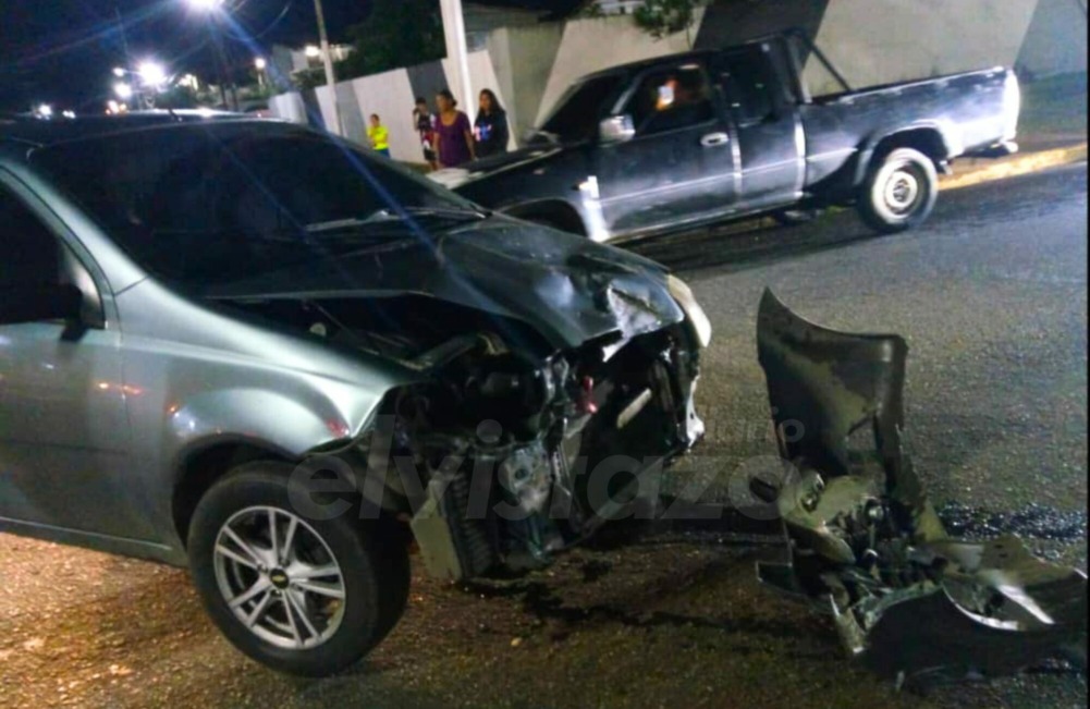 Motorizado colisionó contra un Aveo cerca del CC Morichal y dejó al parrillero lesionado en el sitio