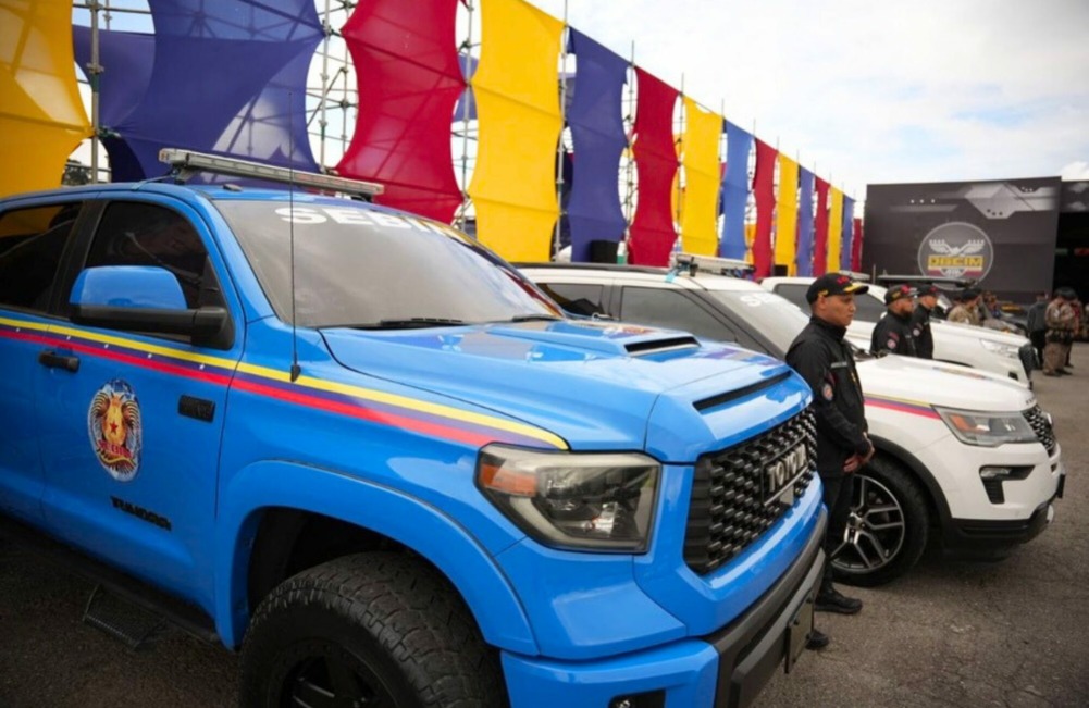 Cuerpos de seguridad reciben 105 vehículos y 3 helicópteros que fueron confiscados por narcotráfico y conspiración