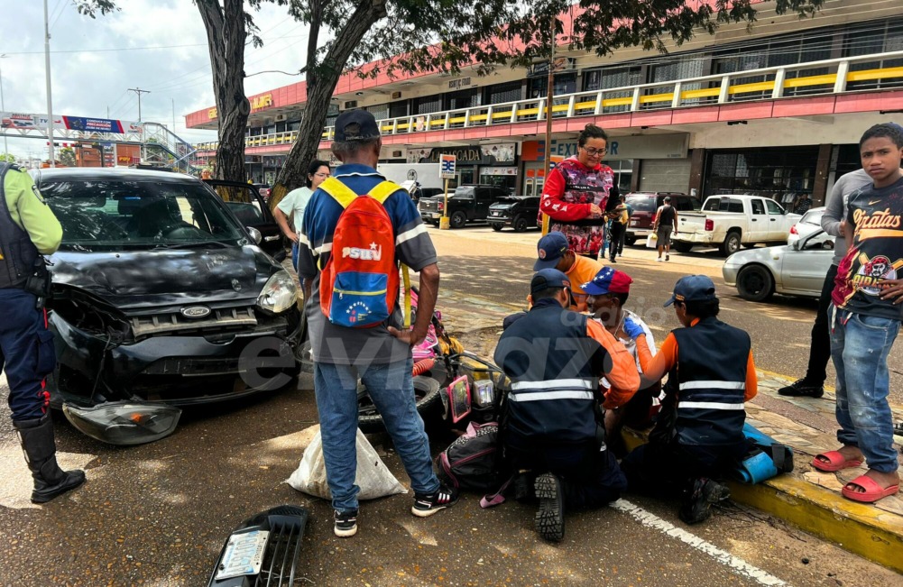 Motorizado desbloquea nuevo nivel de imprudencia y ocasiona una colisión frente al Malaver 1
