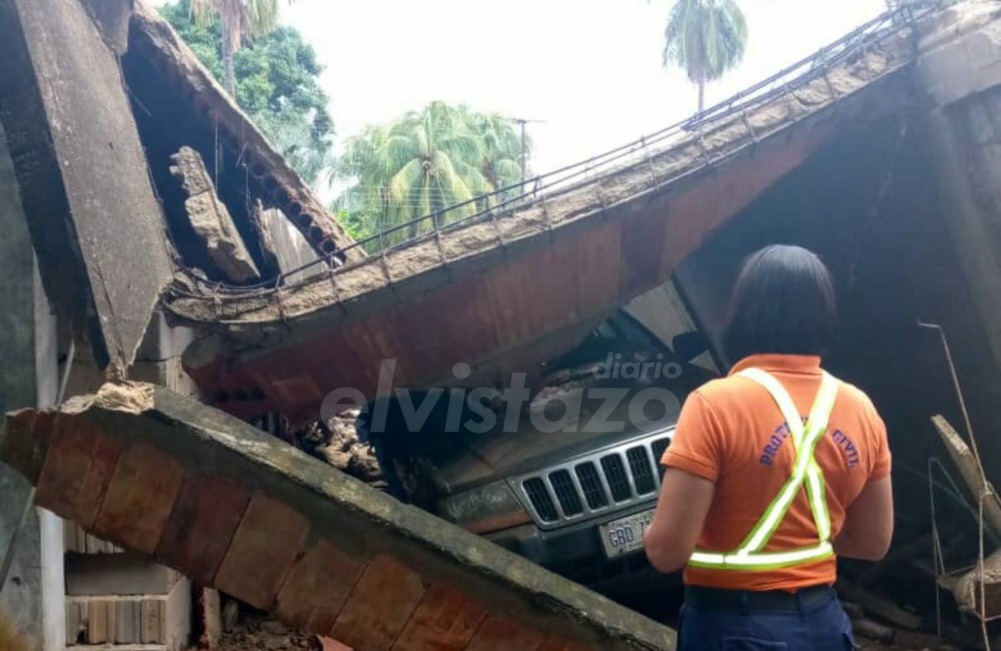 Colapso de un garaje en vivienda de Anaco también causó daños en una camioneta Grand Cherokee