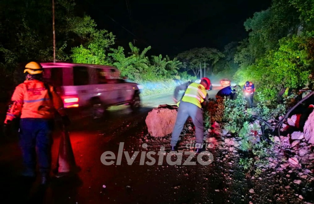 Guanta: Autoridades retiran material rocoso que obstruía la Troncal 9 de Anzoátegui