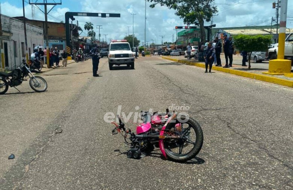 Mujer de 72 años sufrió traumatismos múltiples tras ser arrollada por una moto en la Av. Fernández Padilla