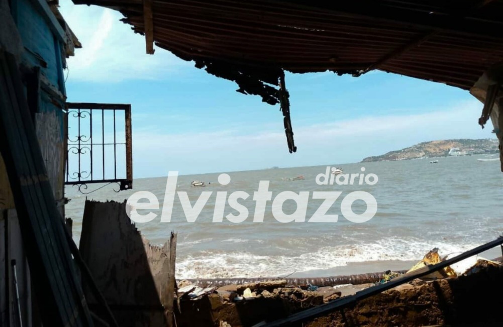 Dos viviendas del sector Santa Rosalía de Lechería afectadas por el fuerte oleaje de los últimos días