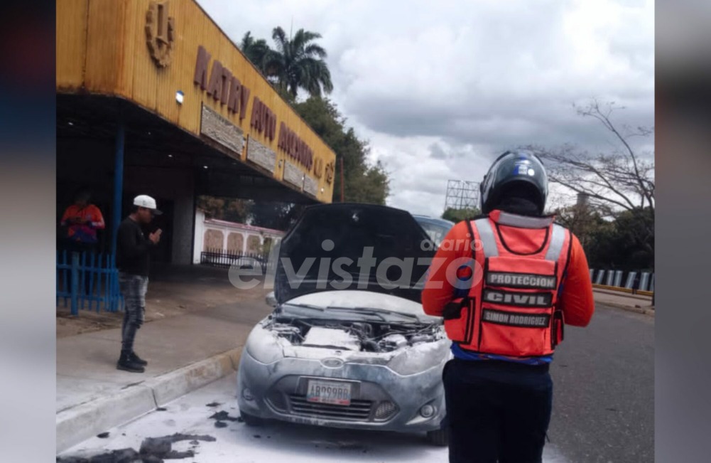Ford Fiesta se incendió de forma parcial en la Av. Rotaria frente a Campo Oficina