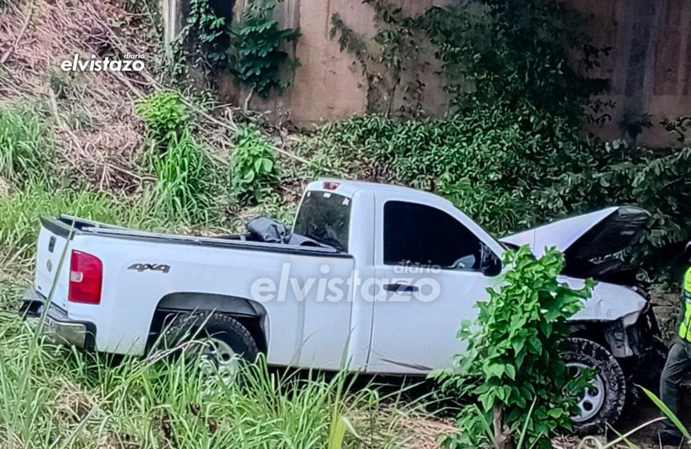 Conductor lesionado tras vuelco de Silverado en puente Los Búfalos de la carretera Barcelona – Píritu