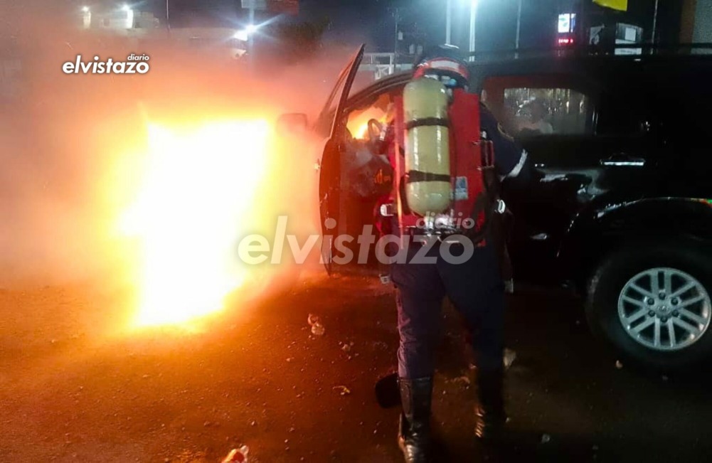 Se registró incendio de camioneta Fortuner en la Av. Octavio Camejo de Lechería