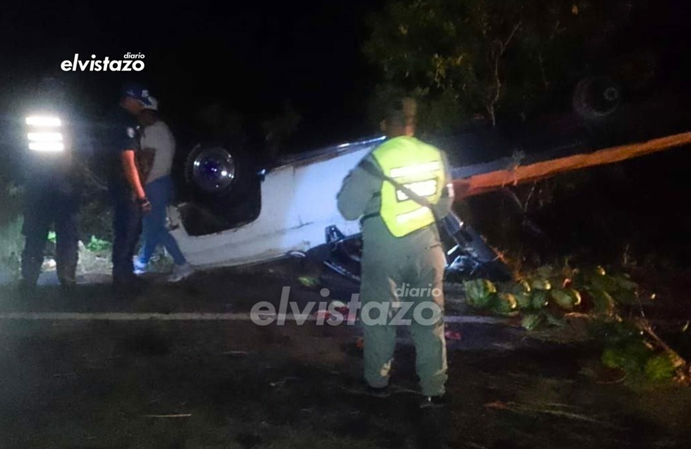 Camión 350 se volcó en la carretera El Tigre – Ciudad Bolívar por presunto sobrepeso de patillas