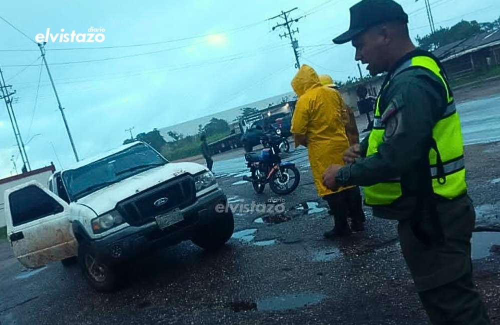 Familia procedente de Anaco resulta ilesa tras vuelco de vehículo en el sector La Guarapera